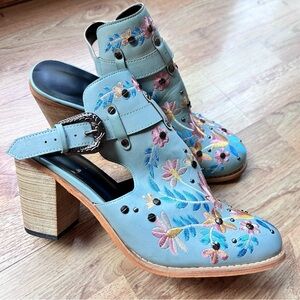 Women’s Embroidered Chunky Heeled Boots Size 10